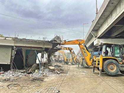 Marking on Monday, direct action on Tuesday; 137 properties near railway station flyover demolished | सोमवारी मार्किंग, मंगळवारी थेट कारवाई; रेल्वे स्टेशन उड्डाणपुलाजवळील १३७ मालमत्ता पाडल्या
