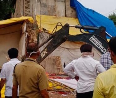 Removed encroachments in Khamla and Mahal areas of Nagpur | नागपुरातील खामला व महाल भागातील अतिक्रमण हटविले