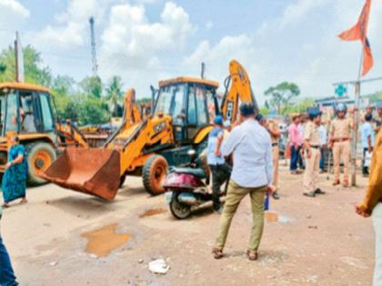 Encroachments that have swallowed roads will be regularized | रस्ते गिळलेली अतिक्रमणे होणार नियमित; महसूल विभागाचा मोठा निर्णय Encroachments that have swallowed roads will be regularized | रस्ते गिळलेली अतिक्रमणे होणार नियमित; महसूल विभागाचा मोठा निर्णय
