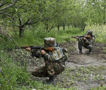 Five terrorists killed in terror attack on police building in Kashmir | पुलवामामधील दहशतवादी हल्ल्यात 8 जवान शहीद; तीन दहशतवाद्यांचा खात्मा