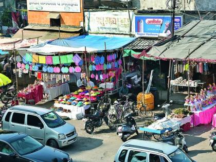Here's the 'Baji' while walking | येथे चालताना लागते जीवाची ‘बाजी’ Here's the 'Baji' while walking | येथे चालताना लागते जीवाची ‘बाजी’
