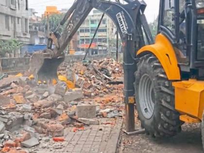 Unauthorized hoardings and building removed in Nagpur | नागपुरात अनधिकृत होर्डिंग्ज, बांधकामावर हातोडा