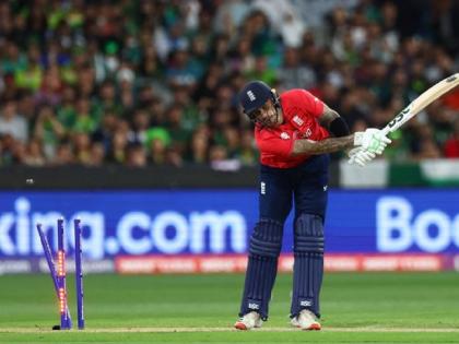 ENG vs PAK Final Live England opener Alex Hales was clean bowled by Pakistan's Shaheen Afridi on the second ball   | Alex Hales: भारताला विश्वचषकातून बाहेर करणाऱ्याचा दुसऱ्याच चेंडूवर उडाला त्रिफळा!