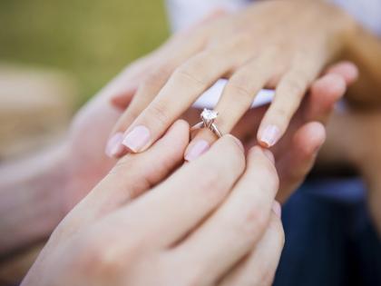 womans finger turns purple day after engagement fire brigade comes for rescue | बाबो! बॉयफ्रेंडने घातली 2 लाखांची अंगठी अन् दुसऱ्याच दिवशी गर्लफ्रेंडवर आली बोट कापण्याची वेळ