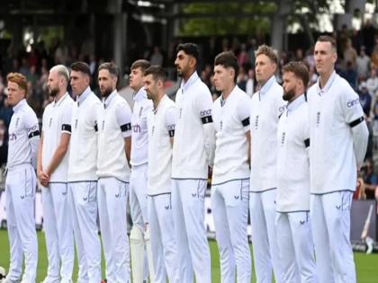 England players are wearing black armbands in 1st Test against Sri Lanka, read here reason | ENG vs SL : पहिल्याच सामन्यात इंग्लंडचे खेळाडू काळ्या फिती बांधून मैदानात; जाणून घ्या कारण 