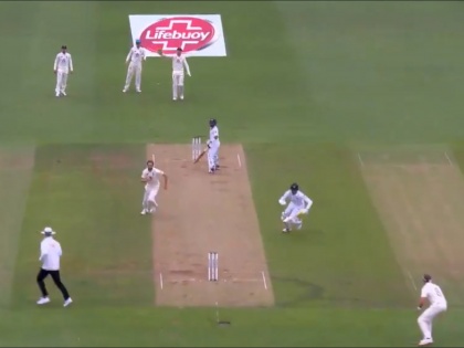 England vs Pakistan 2nd Test : Pakistani Players Shaheen Afridi Runs Himself Out Hilariously On Day 2; Netizens Troll  | Video : पाकिस्तानी फलंदाज बनला मस्करीचा विषय; स्वतःलाच करून घेतलं 'रन आऊट'! 
