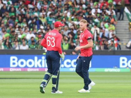 T20 World Cup Final ENG vs PAK Live : England players wearing black armbands today in tribute to David English | T20 World Cup Final ENG vs PAK : खेळाडूच्या अचानक निधनाने इंग्लंडच्या संघावर शोककळा; काळी फित बांधून उतरले मैदानावर  