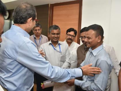 CM consoles Santosh, who learns by selling chana, splitting | चणे, फुटाणे विकून शिकणाऱ्या संतोषला मुख्यमंत्र्यांचा दिलासा