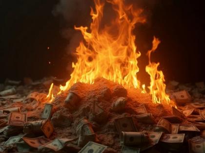 EOU raids senior engineer Vinod Rai residence, seizes Rs52 lakh | रात्रभर नोटा जाळल्या, तरीही पैसे संपले नाहीत; अधीक्षक अभियंता निघाला काळ्या धनाचा कुबेर! EOU raids senior engineer Vinod Rai residence, seizes Rs52 lakh | रात्रभर नोटा जाळल्या, तरीही पैसे संपले नाहीत; अधीक्षक अभियंता निघाला काळ्या धनाचा कुबेर!