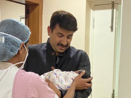 manoj tiwari blessed with a baby girl he shares first photo | मेरे घर आयी एक नन्ही परी...! भोजपुरी सुपरस्टार व खासदर मनोज तिवारींना कन्यारत्न 
