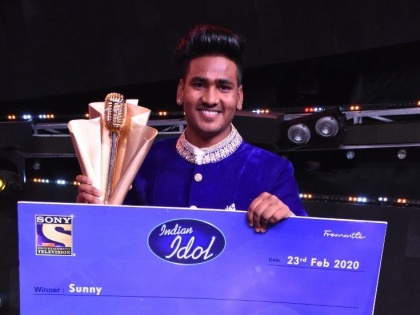indian idol 11 winner sunny hindustani struggle story from punjab | फुगे विकणा-या आईच्या लेकराने पटकावले विजेतेपद; सनी हिंदुस्तानीने जिंकली इंडियन आयडल 11ची ट्रॉफी