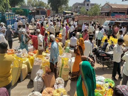  As the Shirpur Bazar Committee had seven days of holidays, there was a rush to sell goods  | शिरपूर बाजार समितीला सात दिवस सुट्ट्या असल्याने माल विक्रीसाठी तोबा गर्दी