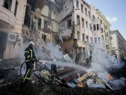 At least 500 people have been killed in a Russian bombing in Kharkiv, Ukraine's second-largest city. | खारकीव्हमध्ये रशियाची बाॅम्बफेक, ५०० ठार; १५ अधिकाऱ्यांवर कॅनडाचे प्रतिबंध