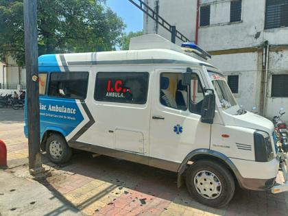 Patient died while referring; Relatives vandalized the ambulance | रेफर करताना रुग्ण दगावला; नातेवाइकांनी केली रुग्णवाहिकेची तोडफोड