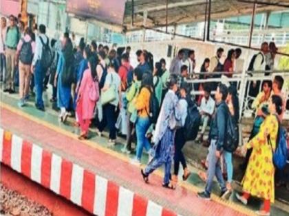 in mumbai exhaustion of railway passengers due to lack of escalators lift at ghatkopar station is also inconvenient | सरकत्या जिन्याअभावी रेल्वे प्रवाशांची दमछाक; घाटकोपर स्थानकात लिफ्टही गैरसोयीची