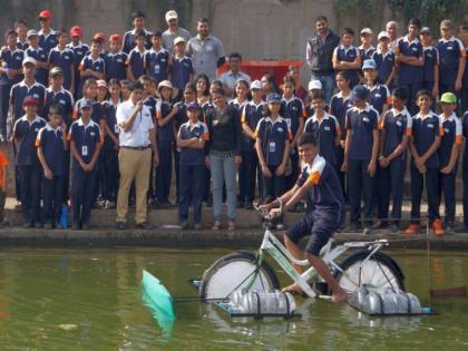 Use of 'Whirlpool Bicycle' for the students of Godavari for Godavari cleanliness | गोदावरी स्वच्छतेसाठी विद्यार्थ्यांचा तरंगत्या सायकल चा प्रयोग