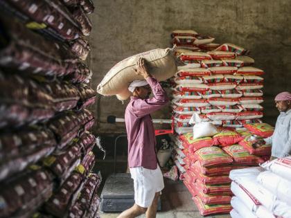 What action has been taken against essential commodities hoarders? | जीवनावश्यक वस्तूंच्या साठेबाजांवर काय कारवाई केली?