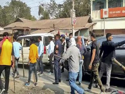 Stones pelted on convoy of Nisith Pramanik ministers in Modi government, police burst tear gas to disperse crowd | मोदी सरकारमधील मंत्र्यांच्या ताफ्यावर दगडफेक, जमावाला पांगवण्यासाठी पोलिसांनी फोडल्या अश्रुधुराच्या नळकांड्या