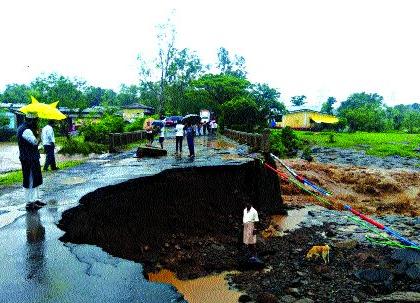 Jawhar, shoveled in the mall, and the road collapsed | जव्हार, मोखाड्यात धुवाँधार, रस्ता खचला