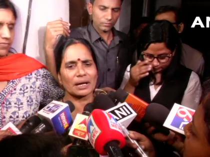 Nirbhaya Case: I hugged my daughter's picture & 'finally you got justice Said Nirbhaya Mother Ashadevi pnm | Nirbhaya Case: अखेर ‘तुला’ न्याय मिळाला; मुलीचा फोटो मिठीत घेत आई झाली भावूक, म्हणाली...