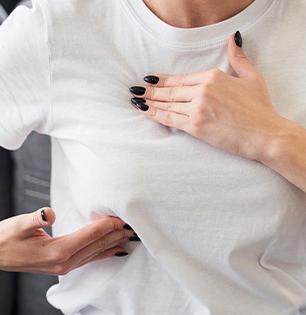 Breast Cancer Symptoms : ब्रेस्ट कॅन्सरचं कारण ठरतात साधी वाटणारी ५ लक्षणं; गंभीर आजार टाळण्यासाठी वेळीच जाणून घ्या