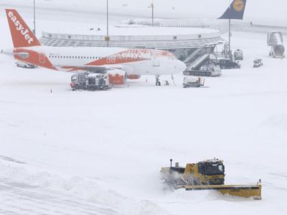 Snow, high winds paralyse European airports | बर्फवृष्टीमुळे युरोपमधील विमानतळं गोठली, जनजीवन विस्कळीत