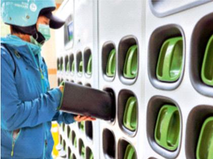 EV battery stations now outside all railway stations | सर्व रेल्वेस्थानकांबाहेर आता ईव्ही बॅटरी स्टेशन, आवश्यक परवानग्यांची पश्चिम रेल्वेला प्रतीक्षा EV battery stations now outside all railway stations | सर्व रेल्वेस्थानकांबाहेर आता ईव्ही बॅटरी स्टेशन, आवश्यक परवानग्यांची पश्चिम रेल्वेला प्रतीक्षा