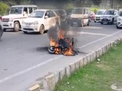 A running electric scooter caught fire suddenly, the delivery boy jumped to save his life | धावत्या इलेक्ट्रिक स्कूटरला अचानक लागली आग, डिलिव्हरी बॉयने उडी मारुन वाचवला जीव