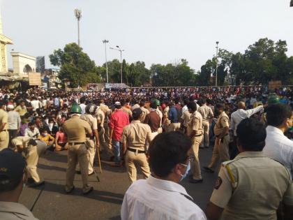 COVID-19 Lockdown 2.0: Migrant workers misled by social media rumour protest outside Bandra railway station