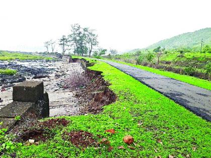 Protective wall breaks | संरक्षक भिंतीस भगदाड