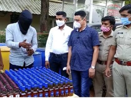 This is how fake alcohol is made; The accused in Pusad demonstrated to the police | अशी बनवतात बनावट दारू; पुसदमधील आरोपीने करून दाखवले पोलिसांना प्रात्यक्षिक