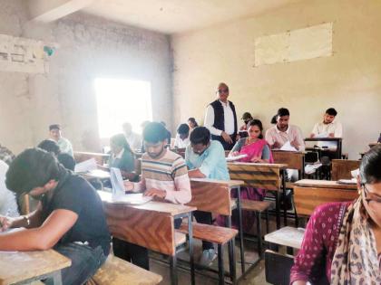 The examination was going on without the principal and center head; The situation was revealed during the Vice Chancellor's visit | प्राचार्य, केंद्रप्रमुखाविनाच सुरू होती परीक्षा; कुलगुरूंच्या भेटीत प्रकार उघडकीस The examination was going on without the principal and center head; The situation was revealed during the Vice Chancellor's visit | प्राचार्य, केंद्रप्रमुखाविनाच सुरू होती परीक्षा; कुलगुरूंच्या भेटीत प्रकार उघडकीस