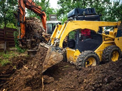 Excavation near the Lake wall | पाझर तलावाच्या भिंतीजवळ उत्खनन