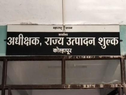 Sangli Superintendent of State Excise interrogates 18 employees, officers from Kolhapur in case of liquor smuggling by an impersonator officer | तोतया अधिकाऱ्याकडून दारू तस्करी; १८ कर्मचारी, अधिकाऱ्यांची चौकशी; सांगलीतील अधीक्षकांकडून १० जणांचे जबाब पूर्ण Sangli Superintendent of State Excise interrogates 18 employees, officers from Kolhapur in case of liquor smuggling by an impersonator officer | तोतया अधिकाऱ्याकडून दारू तस्करी; १८ कर्मचारी, अधिकाऱ्यांची चौकशी; सांगलीतील अधीक्षकांकडून १० जणांचे जबाब पूर्ण