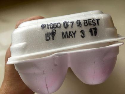 Man ate expired food for more than a year to prove expiration dates have little to do with safety | 'या' व्यक्तीने तब्बल १ वर्ष खाल्लेत डेट एक्सपायर झालेले पदार्थ, पण का?