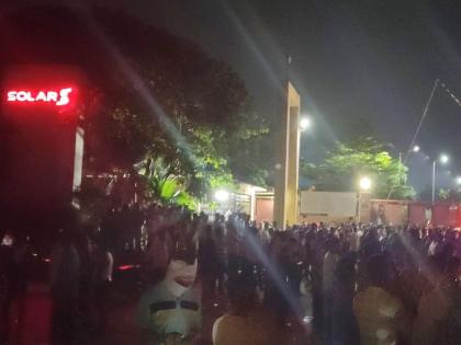 Nagpur: Explosions at solar explosives rocked Bazargaon after midnight, one dead, 16 workers injured, four in critical condition | मध्यरात्रीनंतर सोलार एक्सप्लोजिव्हमधील स्फोटांनी हादरले बाजारगाव, एकाचा मृत्यू : १६ कामगार जखमी, चौघे अत्यवस्थ Nagpur: Explosions at solar explosives rocked Bazargaon after midnight, one dead, 16 workers injured, four in critical condition | मध्यरात्रीनंतर सोलार एक्सप्लोजिव्हमधील स्फोटांनी हादरले बाजारगाव, एकाचा मृत्यू : १६ कामगार जखमी, चौघे अत्यवस्थ