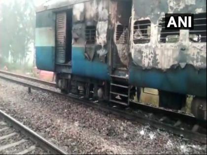 five people injured in fire of kalka howrah express | कालका-हावडा एक्स्प्रेसच्या डब्याला आग, पाच प्रवासी जखमी