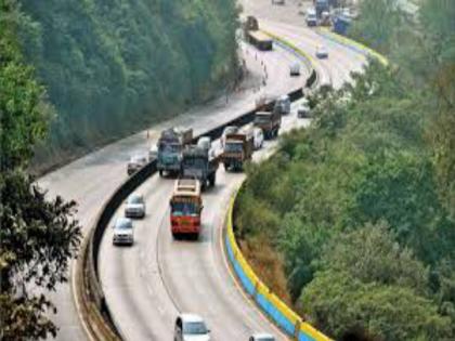 Blocks on the Mumbai-pune Expressway due to the work | दरडी काढण्याच्या कामामुळे पुणे -मुंबई एक्सप्रेसवे वर ब्लॉक 