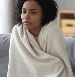 हिवाळ्यात इतरांपेक्षा जास्त थंडी वाजते? 'या' दोन पोषक तत्वांची कमतरता असू शकते कारण