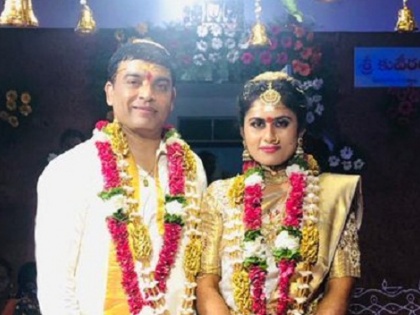telugu producer dil raju marriage to actress tejaswini aka vygha reddy-ram | लॉकडाऊनमध्येच 49 वर्षांच्या या दिग्गज निर्मात्याने उरकले दुसरे लग्न, पाहा फोटो  