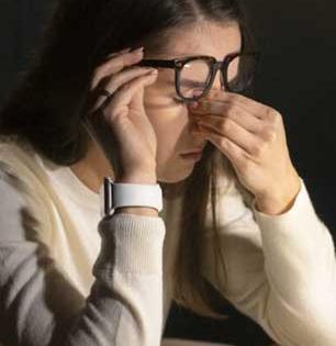 धोक्याची घंटा! फोन, लॅपटॉपचा जास्त वापर घातक; तरुणांमध्ये वाढली 'ड्राय आईज'ची समस्या