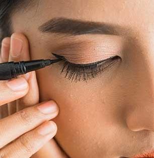 श्रीदेवी आणि रेखासारखे दिसतील सुंदर टप्पोरे डोळे, ‘या’ पद्धतीने लावा आय लायनर-दिसाल सुंदर