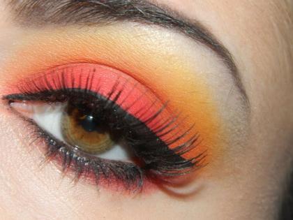 This Steps That Can Help You Create Perfect Sunset Eyes Makeup | 'सनसेट आय मेकअप' कराल, तर सर्वांच्या नजरा तुमच्यावर खिळून राहतील!