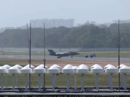 'Shock parade' of 900 crore fighter jet, video of England dragging F-35 into hangar goes viral | 900 कोटींच्या लढाऊ विमानाची 'धक्का परेड', इंग्लंडचं F-35 ओढत हँगरमध्ये नेतानाचा व्हिडिओ व्हायरल! 'Shock parade' of 900 crore fighter jet, video of England dragging F-35 into hangar goes viral | 900 कोटींच्या लढाऊ विमानाची 'धक्का परेड', इंग्लंडचं F-35 ओढत हँगरमध्ये नेतानाचा व्हिडिओ व्हायरल!