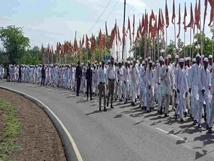 Reception of Sant Gajanan Maharaj palkhi at Sukanda Phata vashim in a devotional atmosphere | अनंत कोटी, ब्रम्हांड नायक...चा जयघोष; भक्तिमय वातावरणात सुकांडा फाट्यावर 'श्रीं' च्या पालखीचे स्वागत