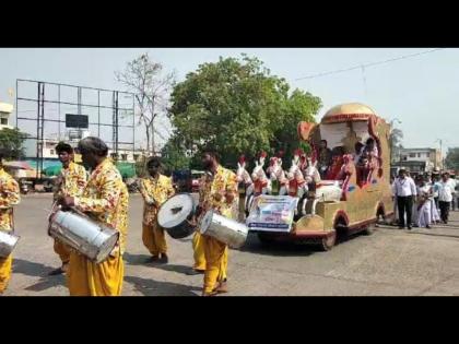 New voters are seated in chariots and procession of new voters to the booth with bells and whistles In Gadchiroli | मतदार रथात बसवून नवमतदारांची बुथपर्यंत वाजत-गाजत मिरवणूक, गडचिराेलीत दिव्यांग, वृद्ध मतदारांचेही स्वागत