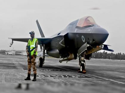 British Navy fighter jet F-35B still in Kerala! Why is it taking so long to return home? | ब्रिटिश नेव्हीचे फायटर जेट अजूनही केरळमध्येच! घरवापसीसाठी का लागतोय इतका वेळ? British Navy fighter jet F-35B still in Kerala! Why is it taking so long to return home? | ब्रिटिश नेव्हीचे फायटर जेट अजूनही केरळमध्येच! घरवापसीसाठी का लागतोय इतका वेळ?