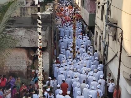 Shiva Yogi begins Siddaramashwara Yatra by anointing | तैलाभिषेकाने शिवयोगी सिध्दरामेश्वर यात्रेस प्रारंभ