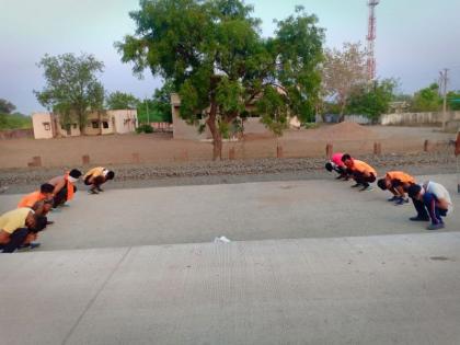 If you go out, stand up under hot sun | बाहेर पडाल तर भर उन्हात काढा उठाबशा व मारा जोरबैठका