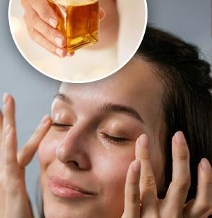 झोपण्याआधी 'या' तेलांनी करा चेहऱ्याला मसाज, थंडीतही सकाळी चेहरा दिसेल गुलाबी आणि टवटवीत